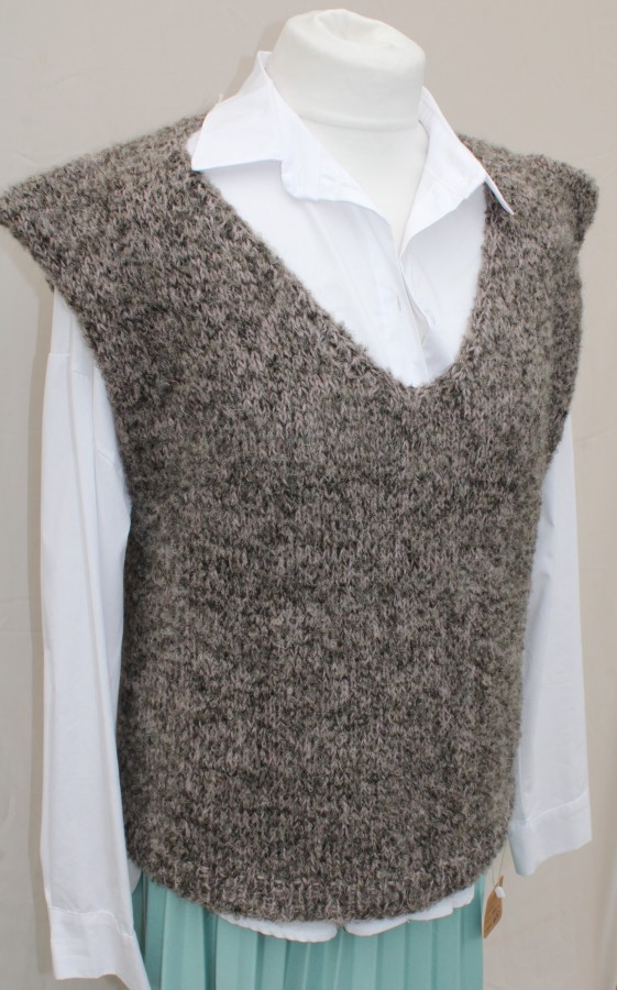 Rankų darbo vilnos ir moherio liemenė „Grey Mist“