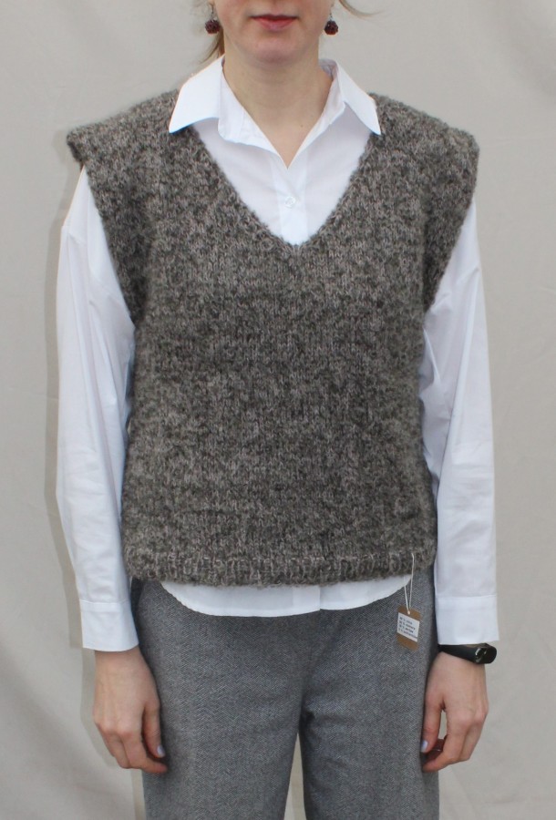 Rankų darbo vilnos ir moherio liemenė „Grey Mist“