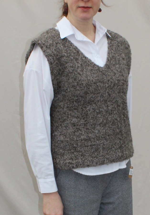 Rankų darbo vilnos ir moherio liemenė „Grey Mist“