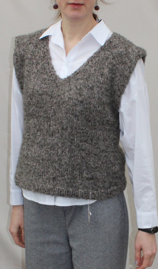 Rankų darbo vilnos ir moherio liemenė „Grey Mist“