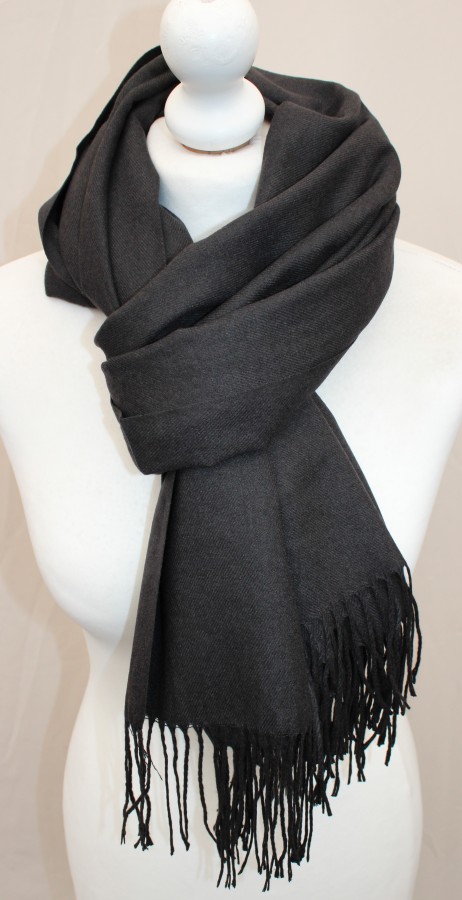 Juodas vidutinio storumo šiltas šalikas s888