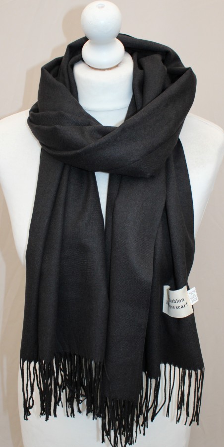 Juodas vidutinio storumo šiltas šalikas s888