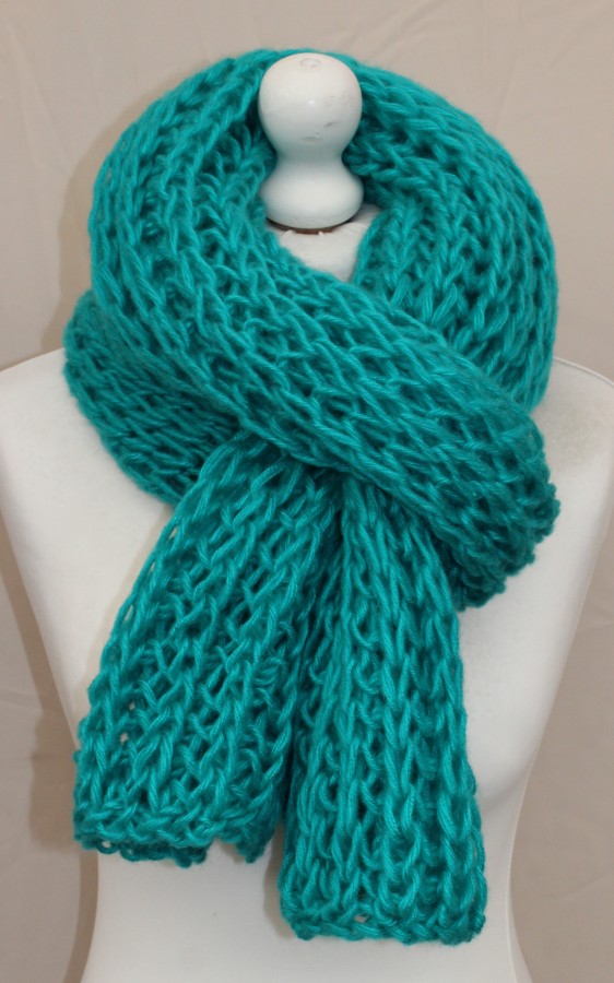 Megztas ilgas turkio spalvos ryškus šalikas