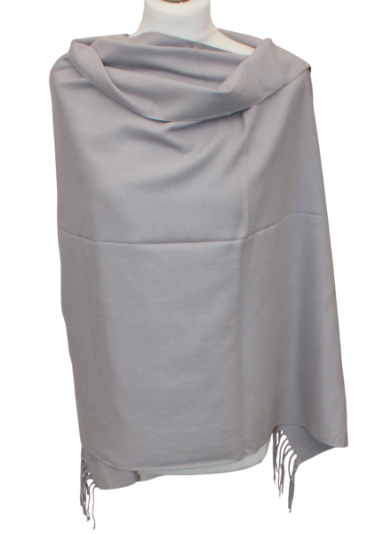 Šviesiai pilkas vidutinio storumo šiltas  šalikas s869