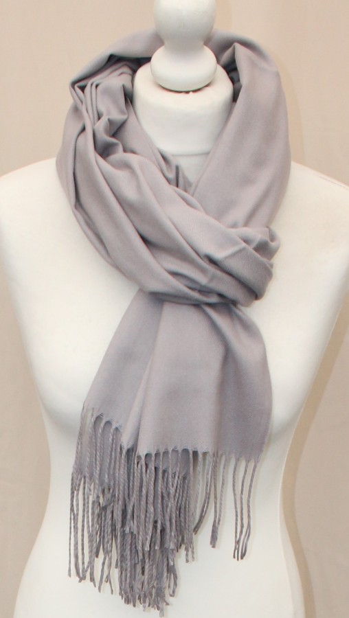 Šviesiai pilkas vidutinio storumo šiltas  šalikas s869