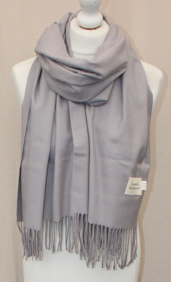 Šviesiai pilkas vidutinio storumo šiltas  šalikas s869