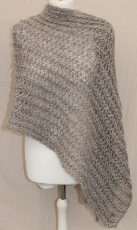 Megztas ilgas šalikas su vilna pilkai smėlinis