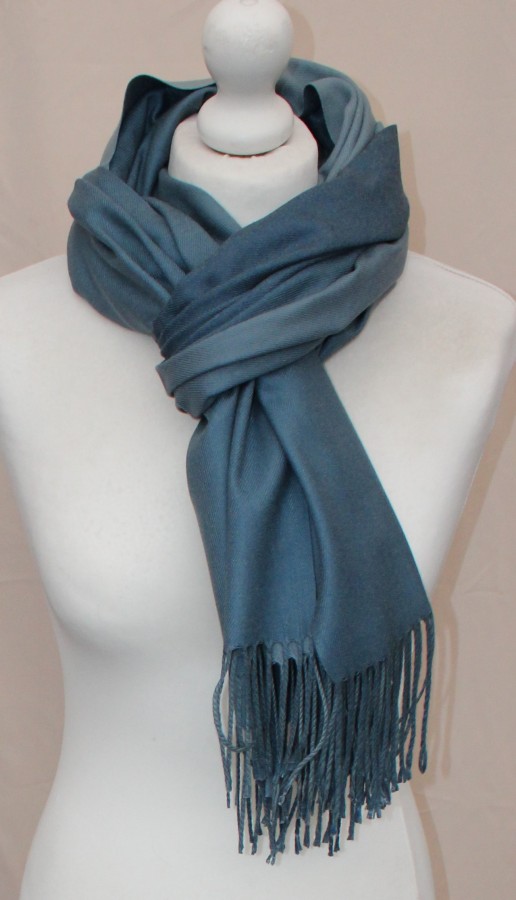 Pereinančios spalvos mėlynas dvipusis šalikas s843