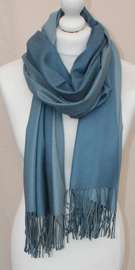 Pereinančios spalvos mėlynas dvipusis šalikas s843