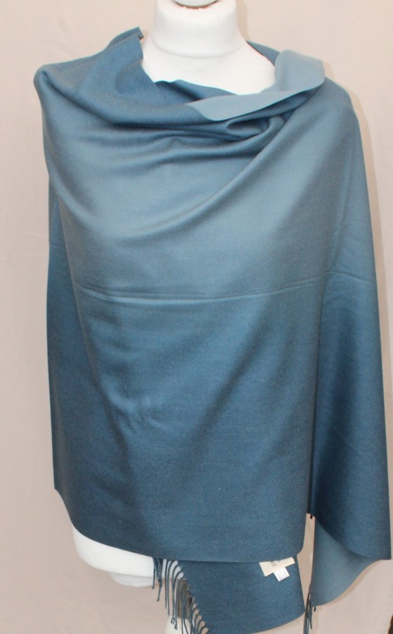 Pereinančios spalvos mėlynas dvipusis šalikas s843