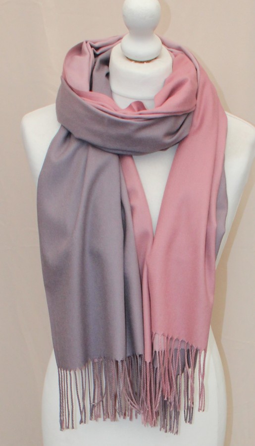 Pereinančios spalvos rožinis pilkas dvipusis šalikas s851