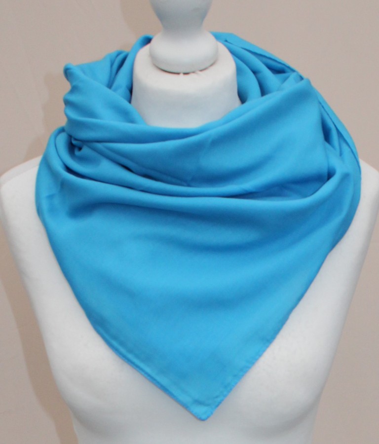 Plona šviesiai mėlyna skara moterims