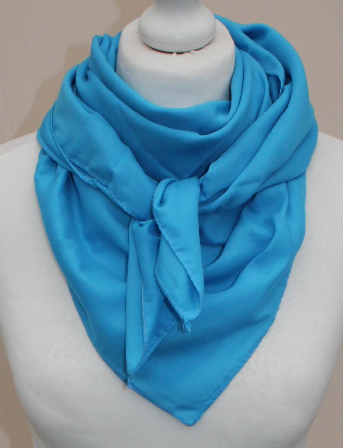 Plona šviesiai mėlyna skara moterims