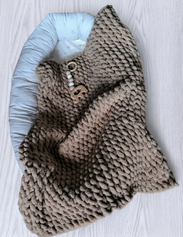 Rankomis megztas vaikiškas pledukas, pilkai rudas 60 × 70 cm