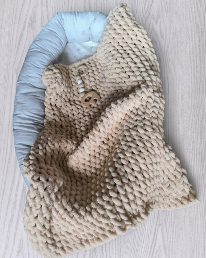 Rankomis megztas vaikiškas pledukas, smėlio spalvos 60 × 70 cm