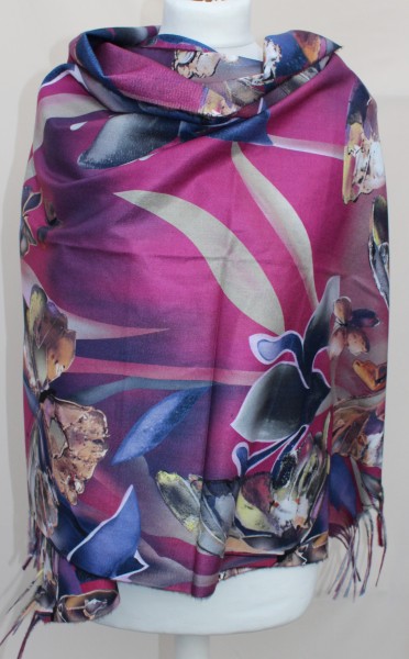 A medium thickness variegated scarf