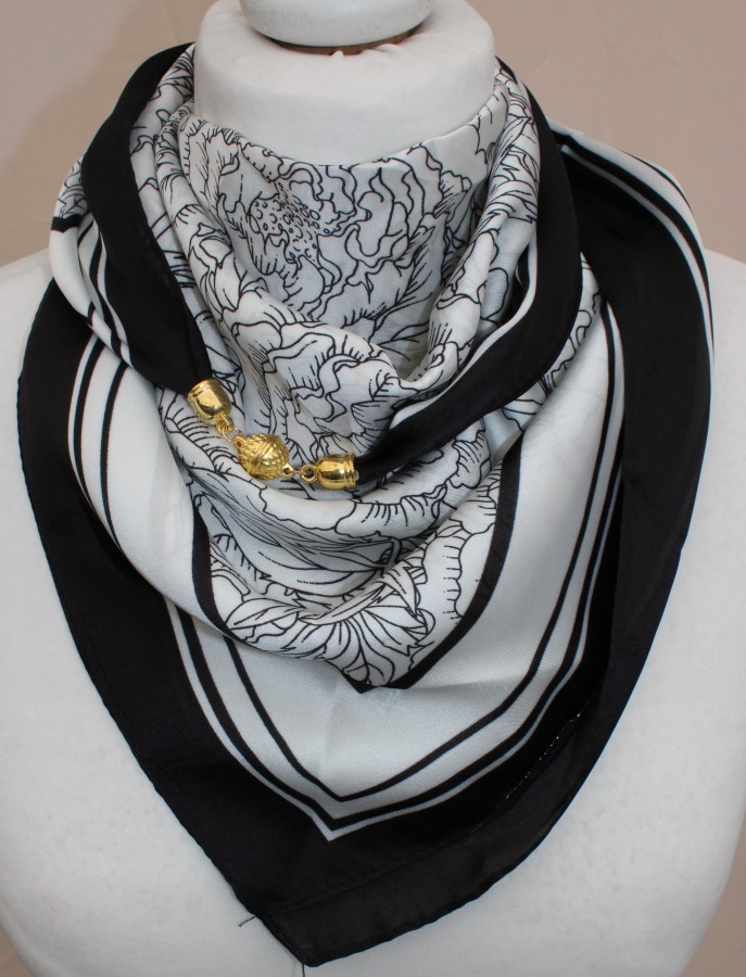 Skarelė su magnetiniu užsegimu juodai balta s810