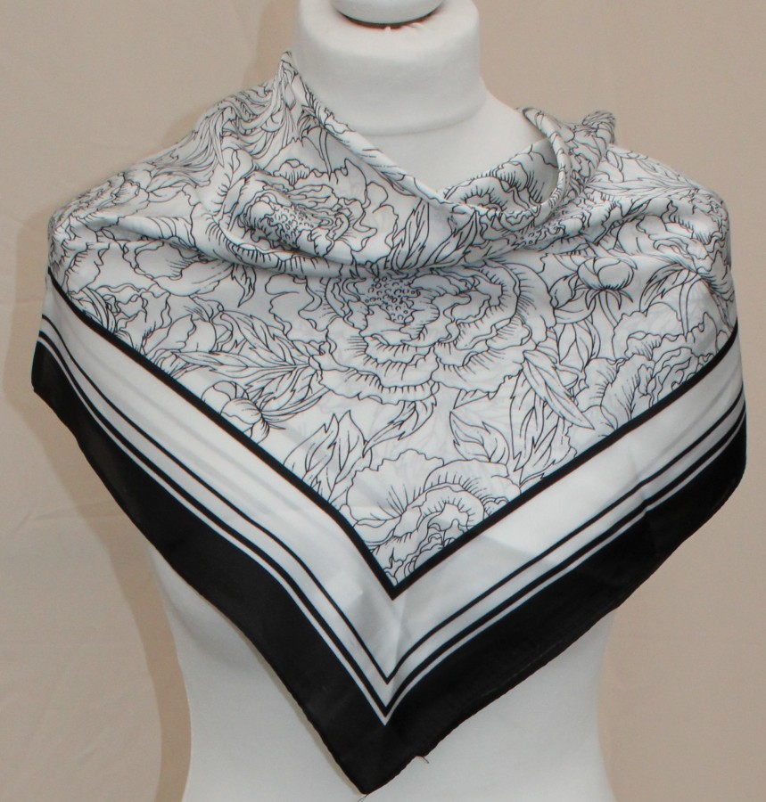 Skarelė su magnetiniu užsegimu juodai balta s810