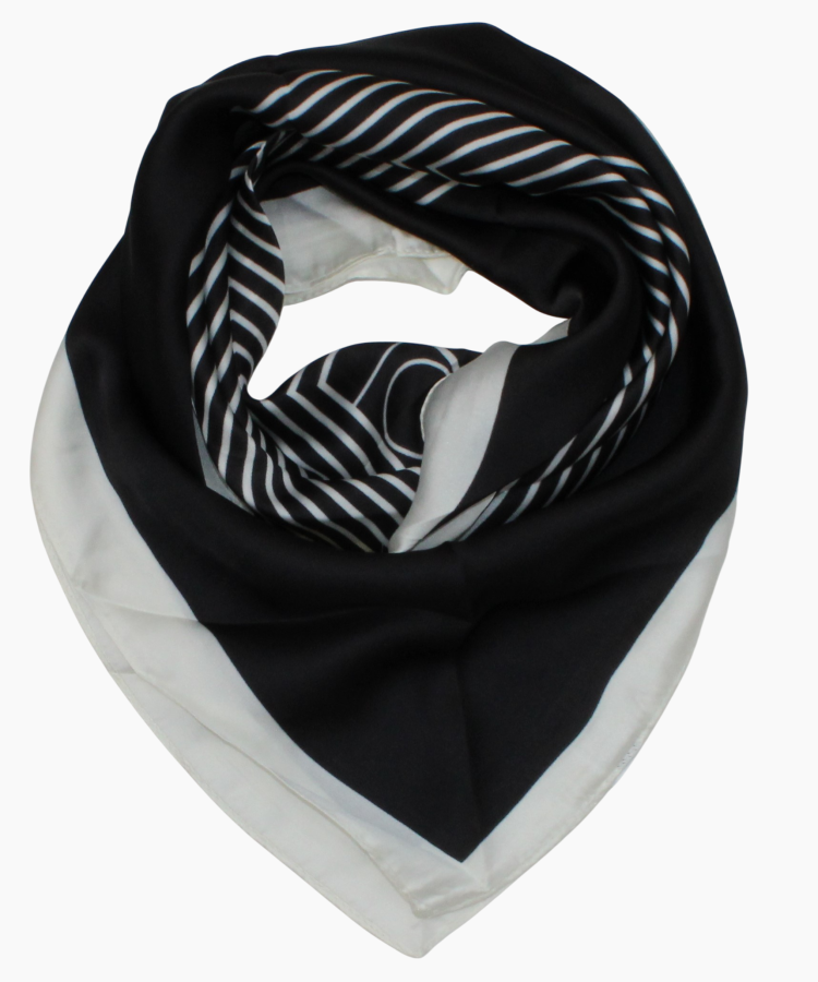 Skarytė su magnetiniu užsegimu "Geometrinė juoda" (68x68 cm) s956