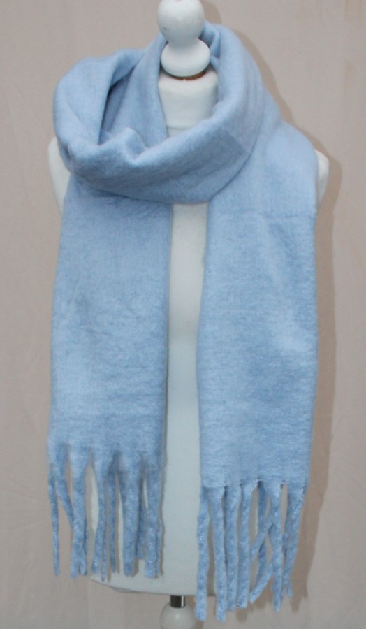Storas pūkuotas mėlynas šalikas