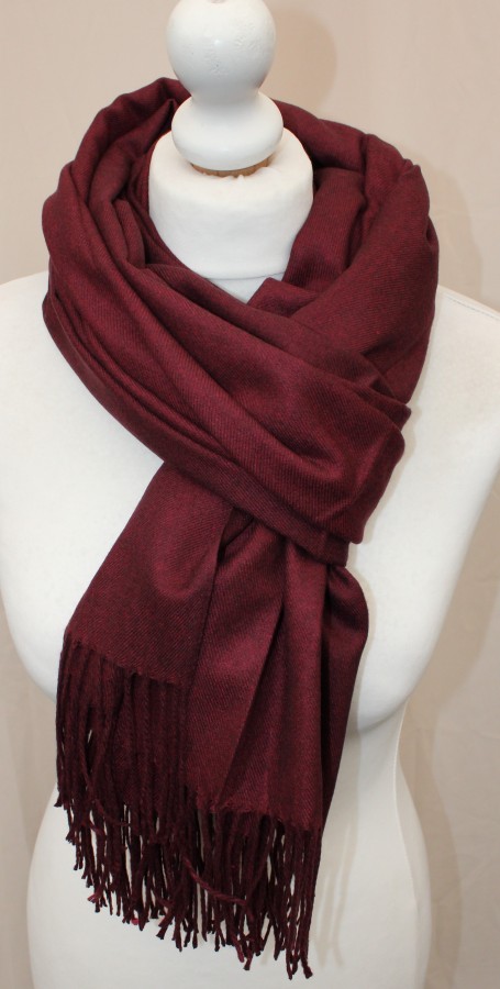 Tamsiai raudonas vidutinio storumo šalikas  s894