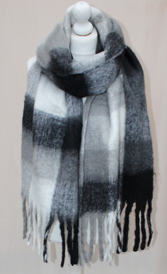 Storas pūkuotas languotas šalikas, juodas baltas