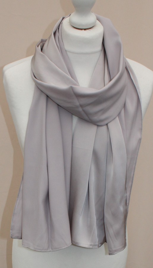 Vienspalvis pilkas šalikas su šilku s820