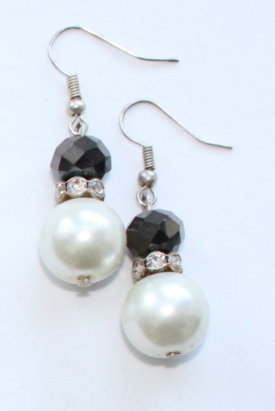 Baltai juodi auskarai