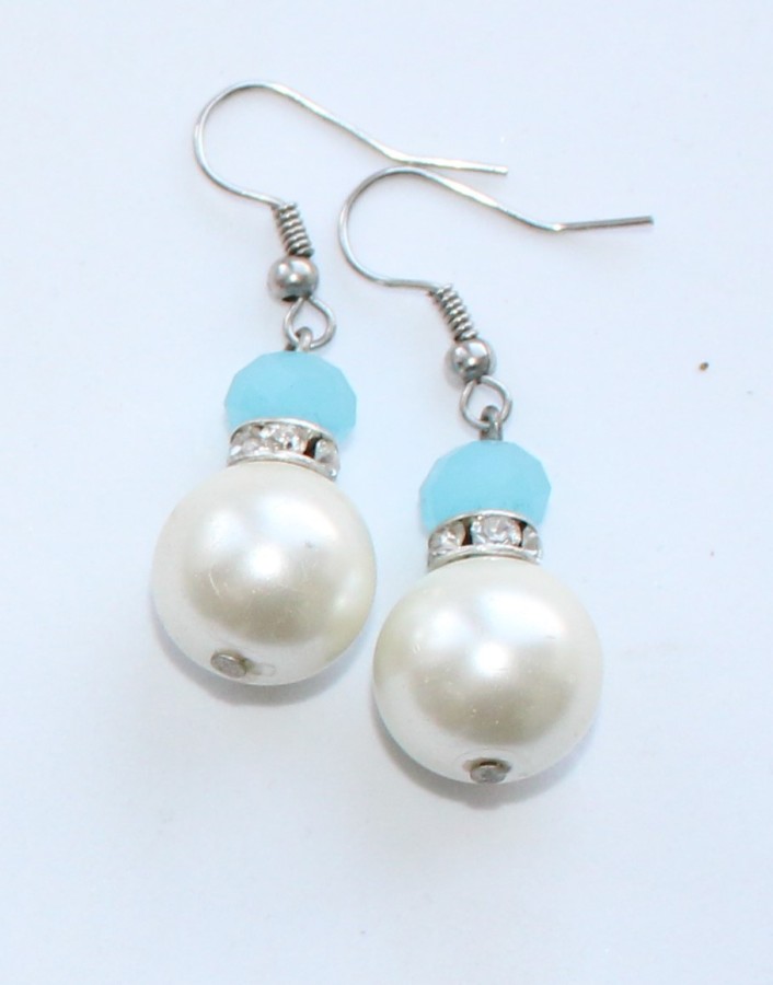 Baltai žydri auskarai