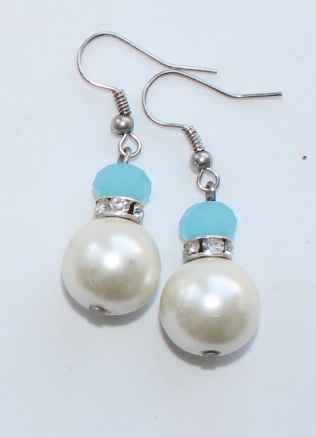 Baltai žydri auskarai